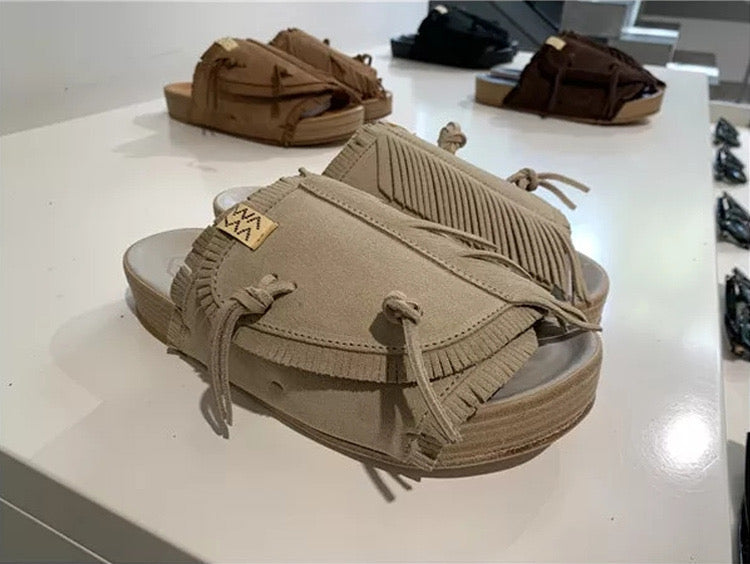 Visvim CHRISTO Hausschuhe aus atmungsaktivem Wildleder mit Quasten und Rindslederbesatz 