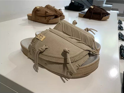 Visvim CHRISTO Hausschuhe aus atmungsaktivem Wildleder mit Quasten und Rindslederbesatz 