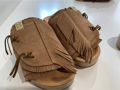 Visvim CHRISTO Hausschuhe aus atmungsaktivem Wildleder mit Quasten und Rindslederbesatz 