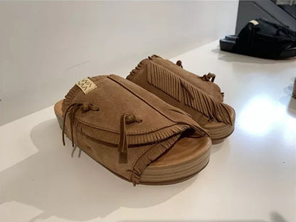 Visvim CHRISTO Hausschuhe aus atmungsaktivem Wildleder mit Quasten und Rindslederbesatz 