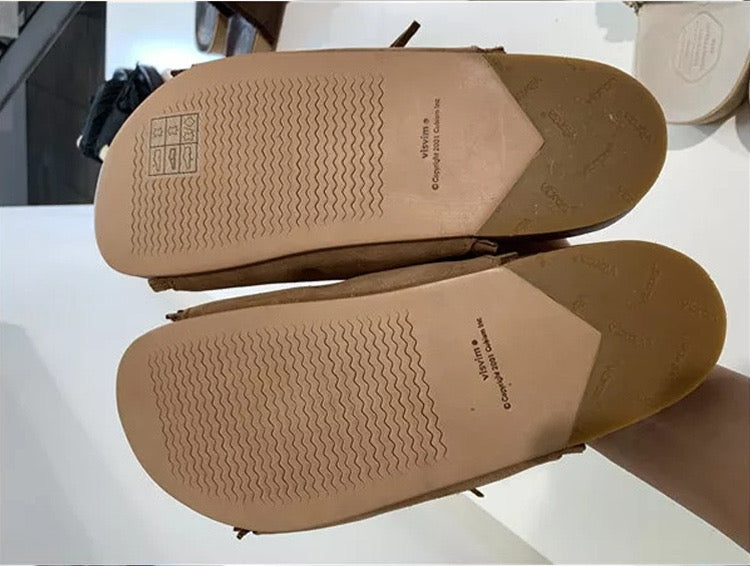 Visvim CHRISTO Hausschuhe aus atmungsaktivem Wildleder mit Quasten und Rindslederbesatz 