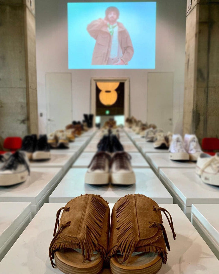 Visvim CHRISTO Hausschuhe aus atmungsaktivem Wildleder mit Quasten und Rindslederbesatz 