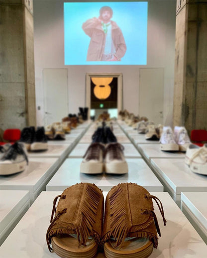Visvim CHRISTO Hausschuhe aus atmungsaktivem Wildleder mit Quasten und Rindslederbesatz 